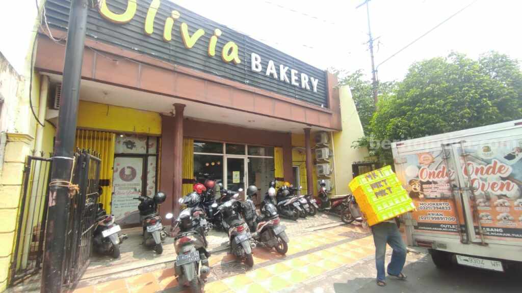 Toko roti di Jalan Majapahit, Kecamatan Kranggan, Kota Mojokerto tempat korban kehilangan sepeda motor miliknya yang di parkir. [Foto : Misti/beritajatim.com]