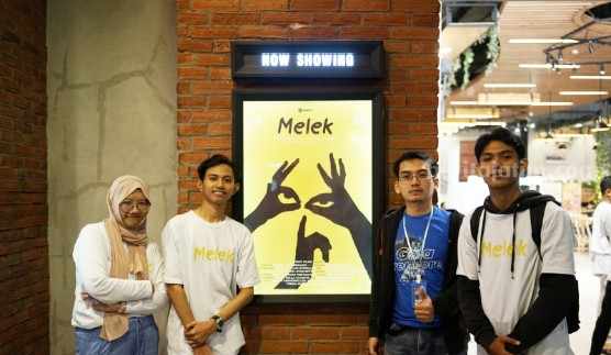 Wawan Wood saat berfoto dengan kru film Melek saat gala premier di CGV Lawu Plaza, Senin (13/3/2023) lalu.