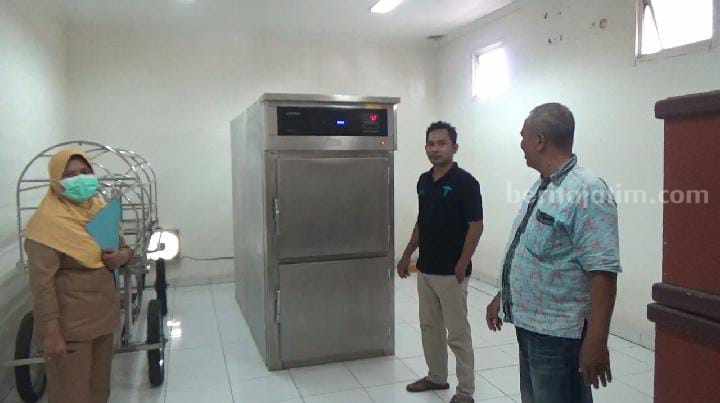 Jenazah korban laka saat berada di lemari pendingin RSUD Syamrabu, Bangkalan (Foto: Zamachsari/beritajatim.com)