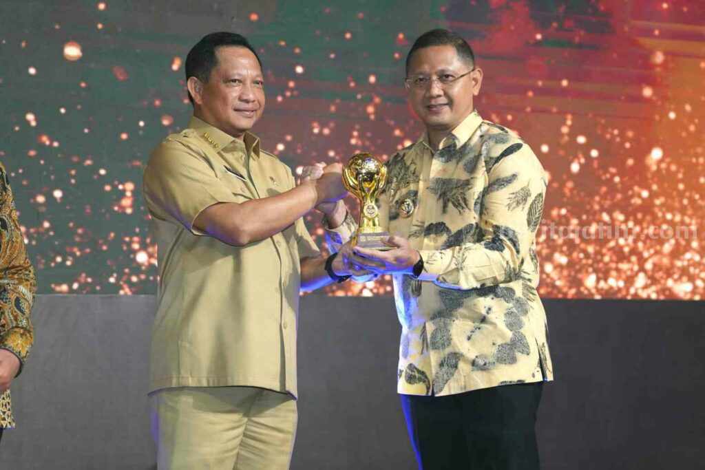 Cakupan JKN 99,63%, Pemkot Batu Raih Penghargaan UHC Award 2023