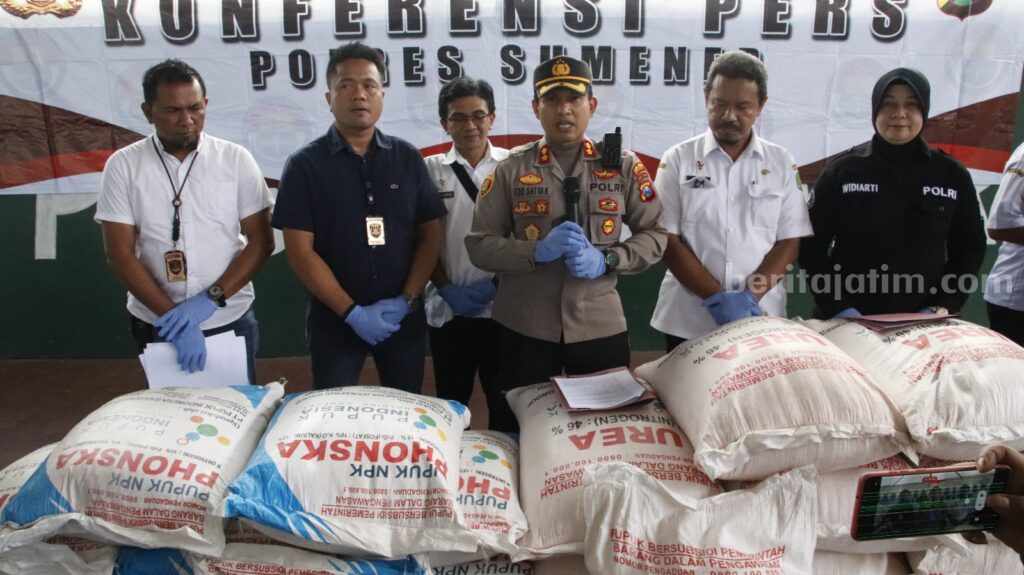 Penyelundupan Pupuk Bersubsidi Gunakan Sistem ‘Ranjau’ Kapolres Sumenep tunjukkan BB pupuk bersubsidi (foto: Temmy/ beritajatim.com)
