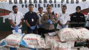 Penyelundupan Pupuk Bersubsidi Gunakan Sistem ‘Ranjau’ Kapolres Sumenep tunjukkan BB pupuk bersubsidi (foto: Temmy/ beritajatim.com)