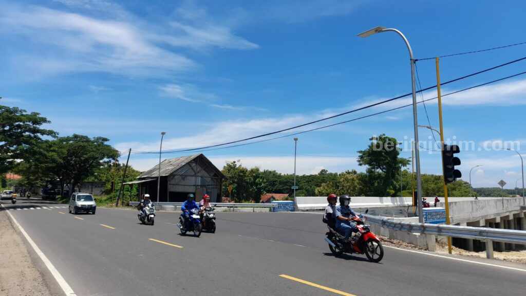 Pengadaan Traffic Light JLS Sampang Sedot APBD Rp 380 Juta Jalan Lintas Selatan (JLS) Kabupaten Sampang (Foto: Zamachsari/beritajatim.com)