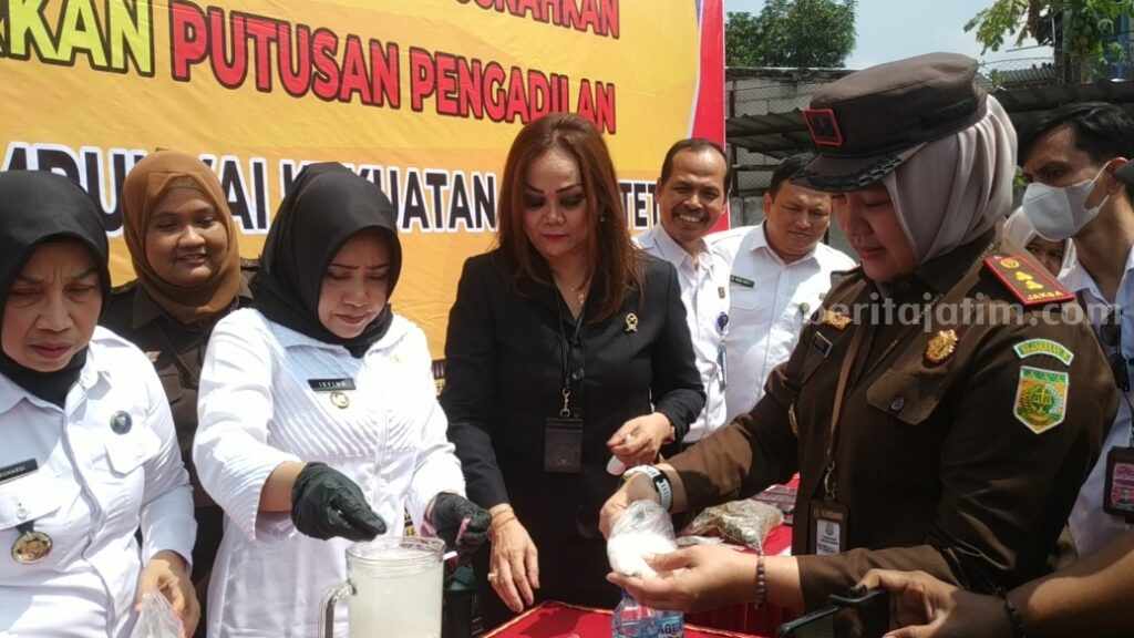 Kepala Kajari Kabupaten Mojokerto, Sulvia Triana Hapsari bersama stocholder terkait melakukan pemusnahan barang bukti di halaman belakang Kejari Kabupaten Mojokerto. [Foto : Misti/beritajatim.com]