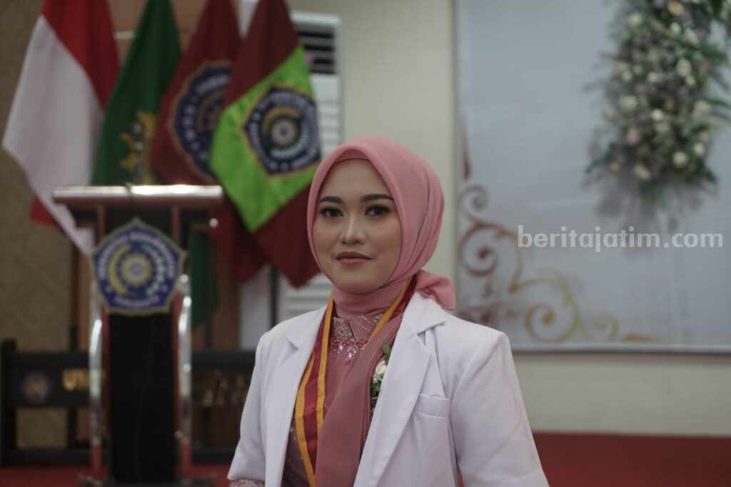 Cerita Mahasiswi UM Surabaya Sempat Gagal 5 Kali Masuk Fakultas Kedokteran Maya Rafida, Mahasiswi Fakultas Kedokteran usai dilantik pada Pelantikan Dokter Periode Pertama Tahun 2023 Fakultas Kedokteran UM Surabaya