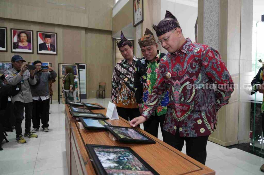 Pj Wali Kota Batu saat mengunjungi Batu Tourism Photography Competition 2023 (Foto: Istimewa)
