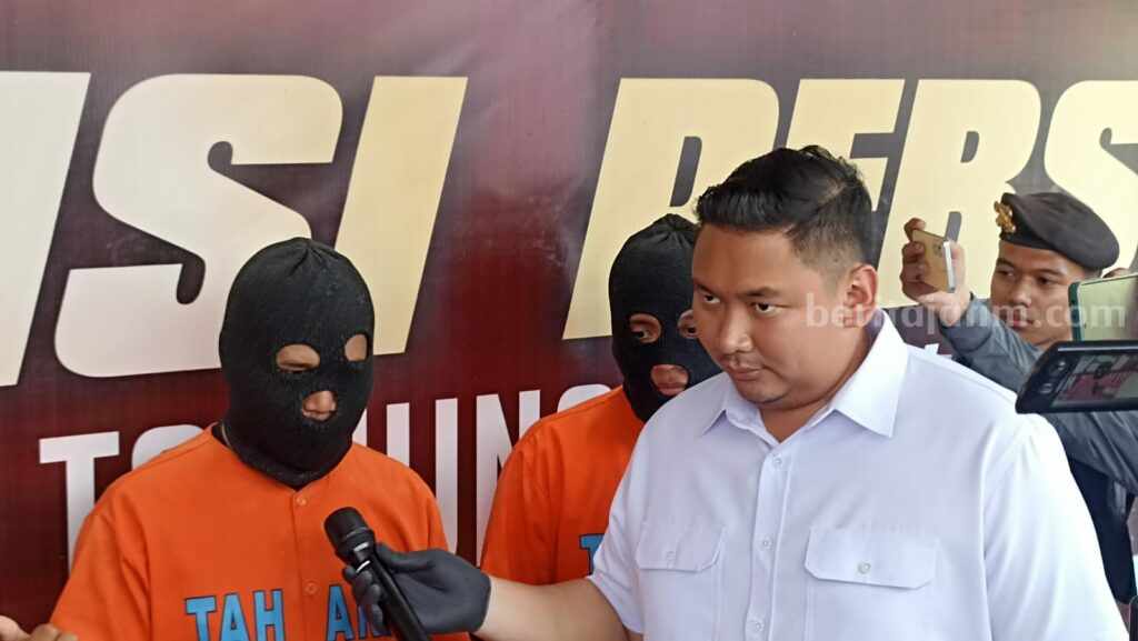 Mengamuk lalu Dikeroyok hingga Meninggal, Syahrar Baru 4 Hari di Surabaya AKP Ryzki Wicaksana, Kadat Reskrim Polres Pelabuhan Tanjung Perak Surabaya saat menanyai salah satu tersangka pengeroyokan Syahar, Kamis (16/03/2023). (Foto/anggadia)