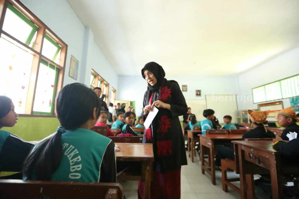Lawan Perundungan, Bupati Ipuk Bentuk Pojok Curhat di Sekolah Bupati Banyuwangi Ipuk