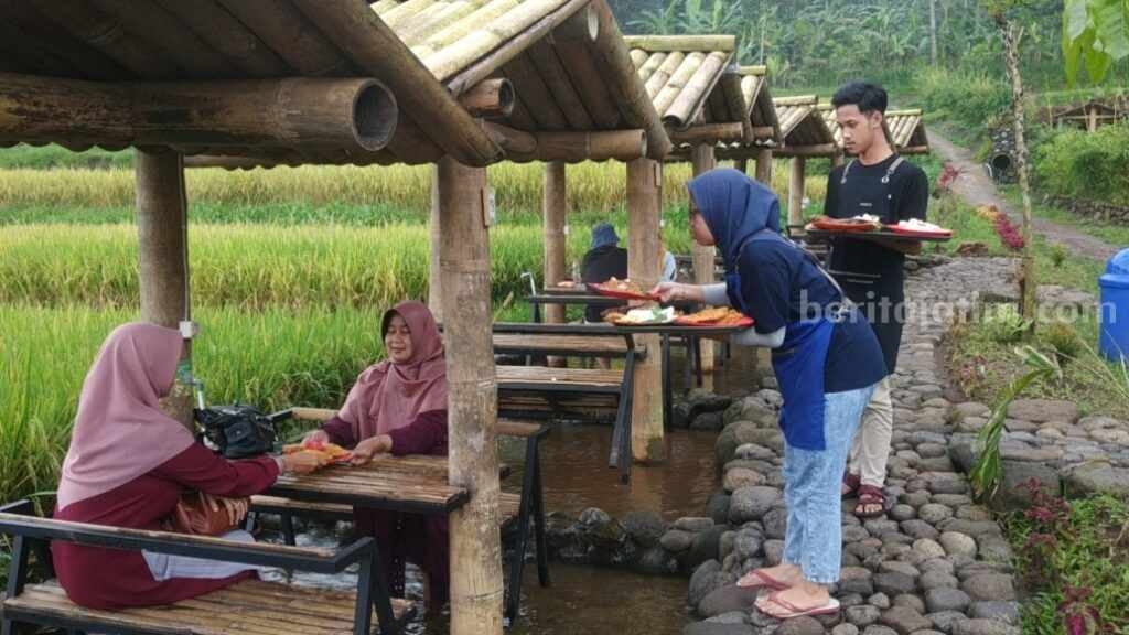 Pengunjung menikmati kuliner sambil kecek di Wisata Petung Park Dusun Jibru, Desa Belik, Kecamatan Trawas, Kabupaten Mojokerto. [Foto : Misti/beritajatim.com]