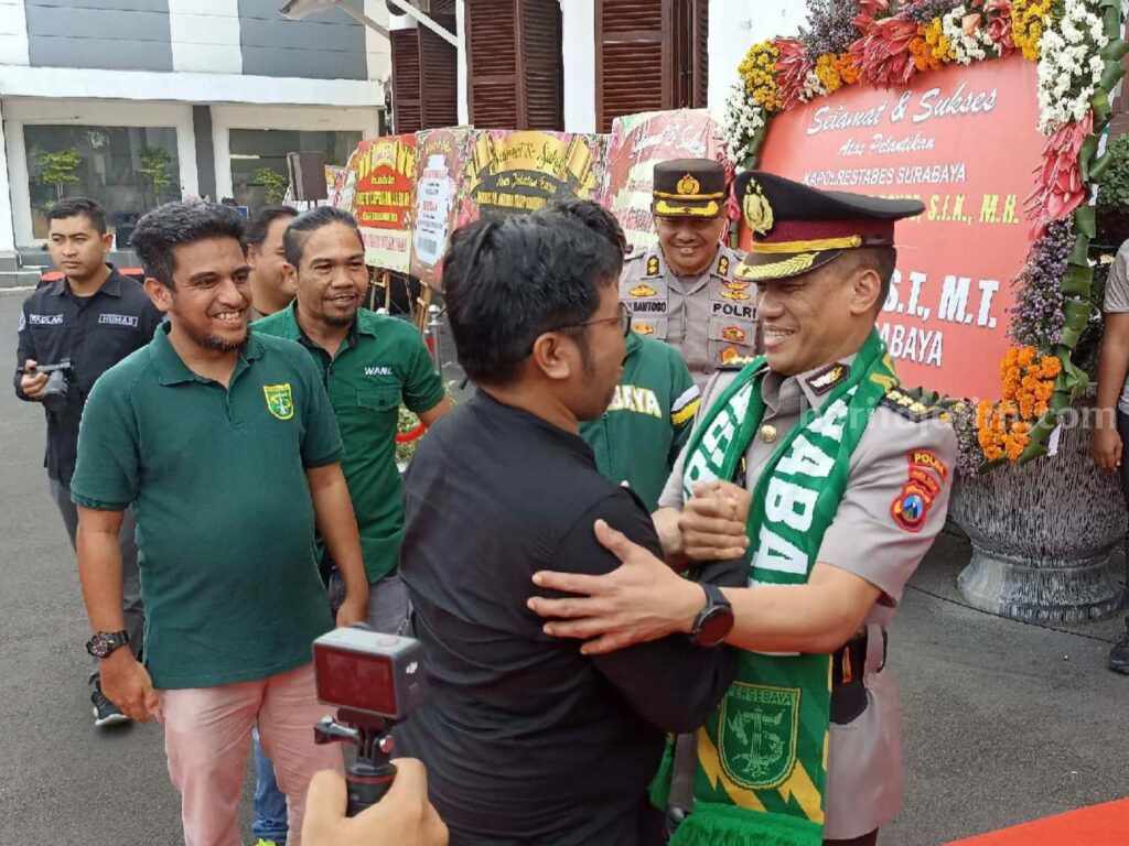 Kombes Pol Akhmad Yusep Gunawan saat dikalungi Syal Persebaya oleh pentolan Bonek