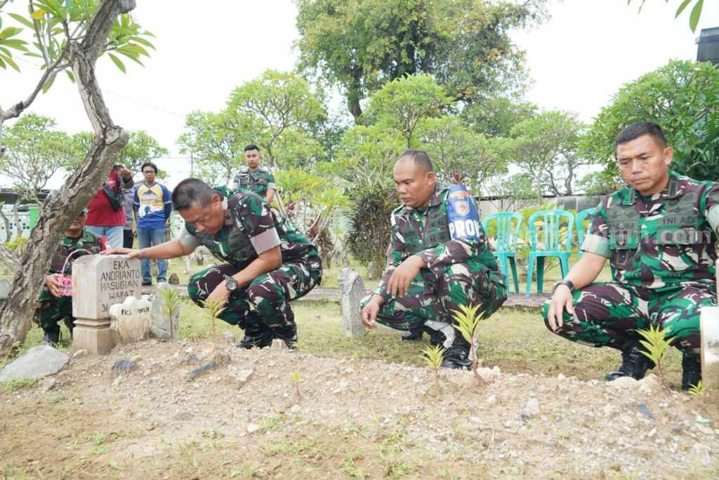 Komandan Korem 084/Bhaskara Jaya Brigjen TNI Terry Tresna Purnama menziarahi makam Sertu Eko