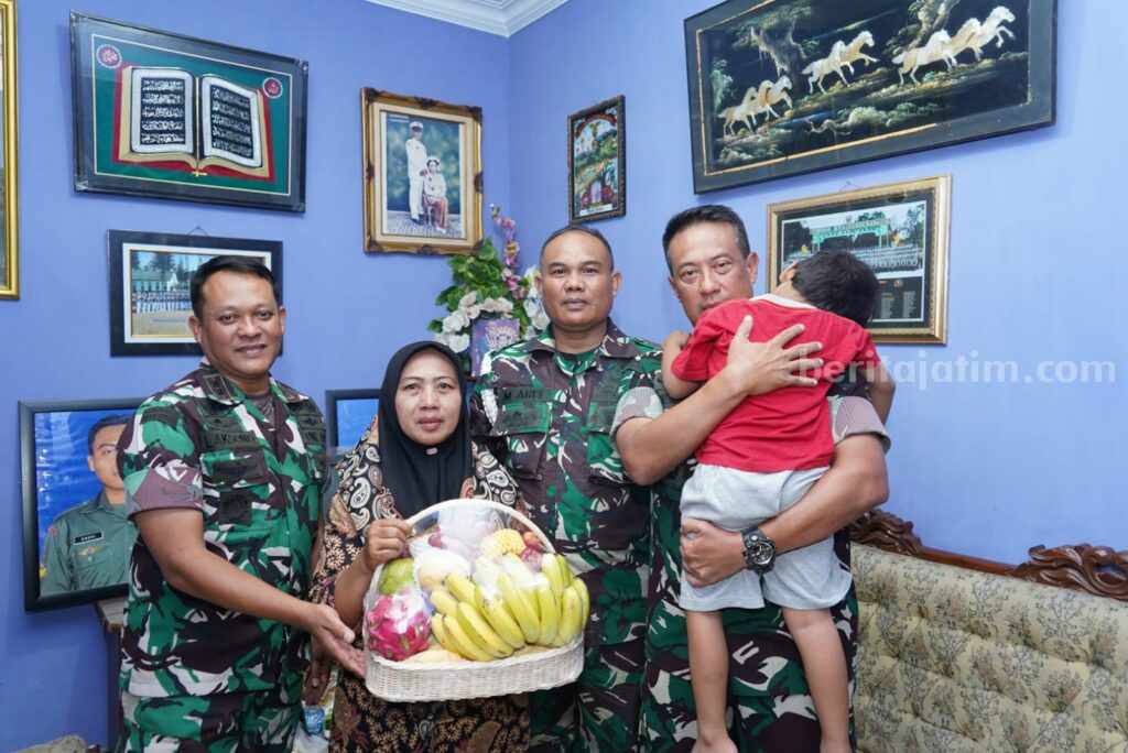 Gendong Putra Almarhum Sertu Eko, Brigjen TNI Terry Tak Dapat Sembunyikan Rasa Haru Danrem 084/Bhaskara Jaya Brigjen TNI Terry Tresna Purnama berkunjung ke keluarga Almarhum Sertu Eko