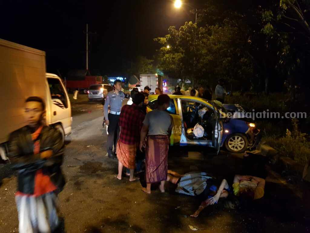 Kecelakaan mobil Brio tabrak truk parkir di akses jembatan Suramadu. (Foto: Zamachsari/beritajatim.com)