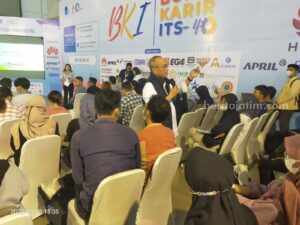 Nur Wahidi saat menjadi pembicara dalam “Expert Goes to Campus” yang digelar di Bursa Karir ITS-40