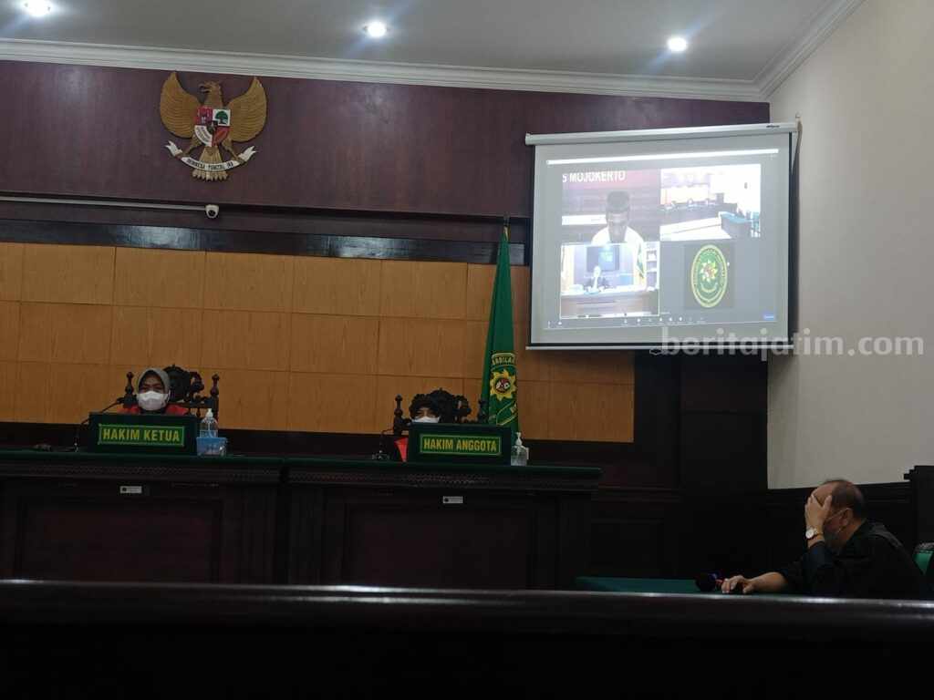 Sidang dengan terdakwa Mardiono (47) di Ruang Cakra PN Mojokerto. [Foto : ist]