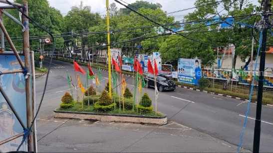 Satpol PP Magetan: Parpol Harus Tahu, Ini 7 Lokasi yang Haram Dipasangi Atribut Partai Salah satu bendera partai politik di RTH Magetan.
