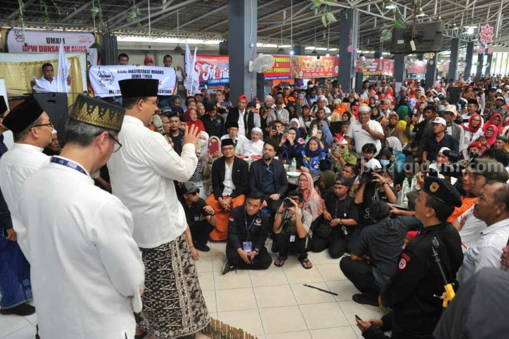 Anies Baswedan Temui Relawan Pendukungnya di SWK Gayungan Surabaya
