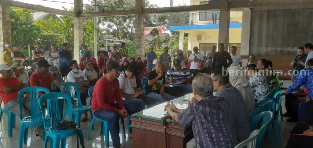 Diduga Polusi, Warga Mojokerto Minta Perusahaan Kertas Tutup Warga saat mediasi di Balai Desa Randubango, Kecamatan Mojosari, Kabupaten Mojokerto. (Misti/beritajatim.com)