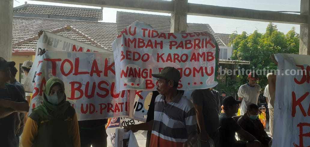 Warga saat mediasi di Balai Desa Randubango, Kecamatan Mojosari, Kabupaten Mojokerto. (Misti/beritajatim.com)