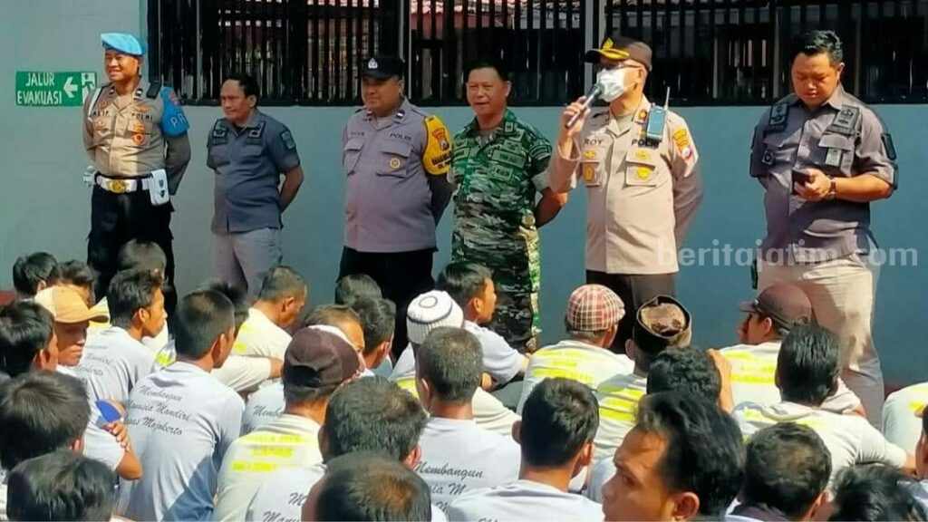 Pembinaan singkat oleh Kompol Roy Aquary Prawirosastro di Lapas Kelas IIB Mojokerto. [Foto : ist]
