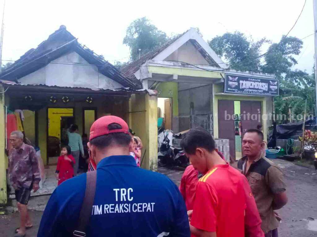 Hujan dan Angin Kencang Sapu 5 Desa di Mojokerto Rumah warga Mojokerto rusak akibat hujan dan angin kencang.