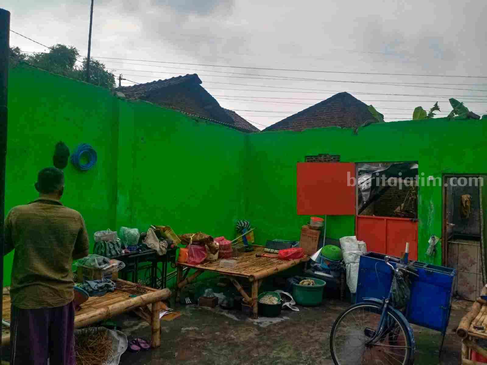 Rumah warga Mojokerto rusak akibat hujan dan angin kencang.
