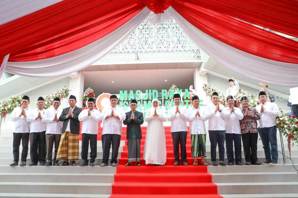 Khofifah Resmikan Masjid Raya Islamic Centre Karya Ridwan Kamil