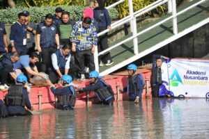 Bakal calon presiden Anies Baswedan saat menabur benih ikan di Kalimas Surabaya
