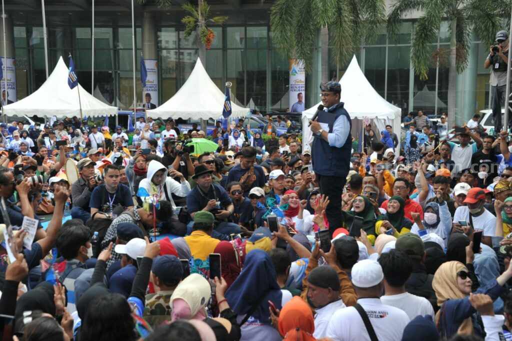 Anies Baswedan Optimistis Wujudkan Keadilan bagi Rakyat Indonesia Anies Baswedan saat menyapa pendukungnya di halaman Grand City Surabaya