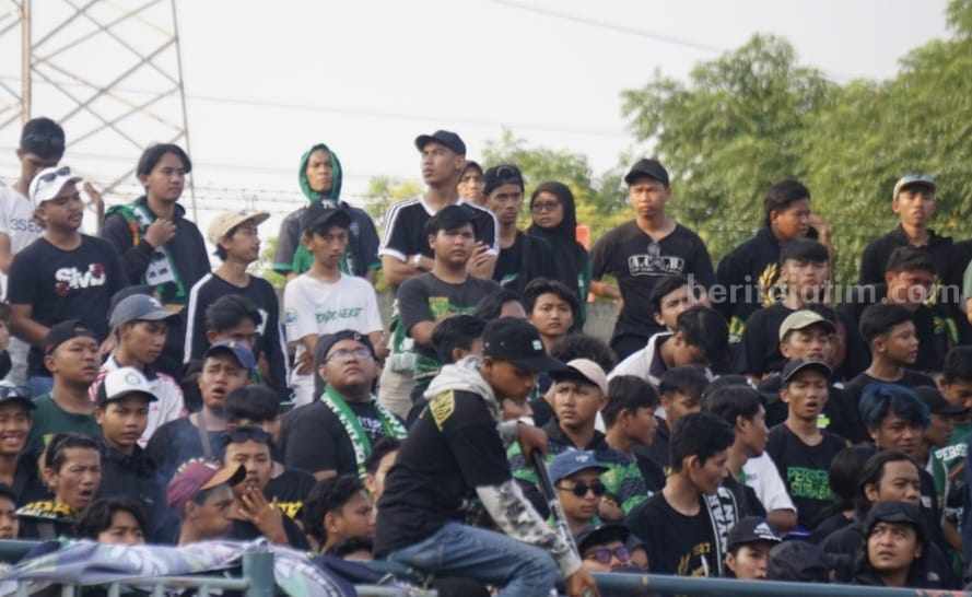 Bonek saat menonton Persebaya Surabaya di Stadion Gelora Joko Samudro. (beritajatim/way)
