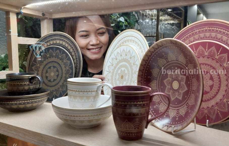 Helen, warga Surabaya tengah mencari hampers Ramadhan di salah satu gerai Sango di Tunjungan Plaza Surabaya. (beritajatim/way)
