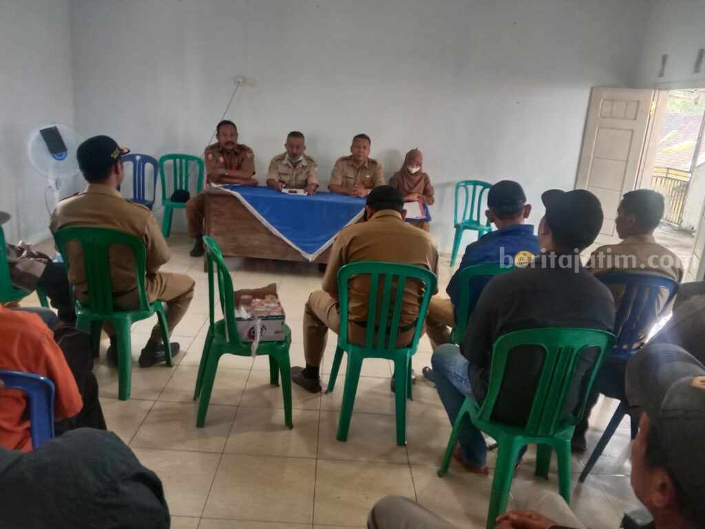 Sebanyak 37 warga Desa Sumbertangkil, Kecamatan Tirtoyudo, Kabupaten Malang, mendatangi kantor desa setempat, Senin (20/3/2023).