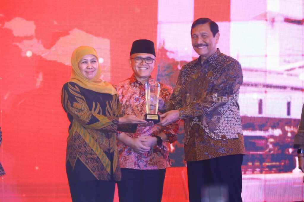 Penghargaan Digital Government SPBE Summit 2023 diserahkan langsung oleh Menteri PAN-RB Abdullah Azwar Anas bersama Menko Marvest Luhut Binsar Panjaitan kepada Gubernur Khofifah