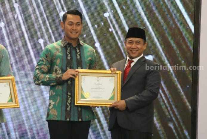 Bupati Tuban Aditya Halindra Faridzky, SE bersama Ketua Baznas Tuban Ir. Agus Suryanto, MM., M. Agr., menerima 4 penghargaan pada BAZNAS Award tahun 2023 di Grand Hotel Sahid Jakarta. [Foto : Diah Ayu/beritajatim.com]