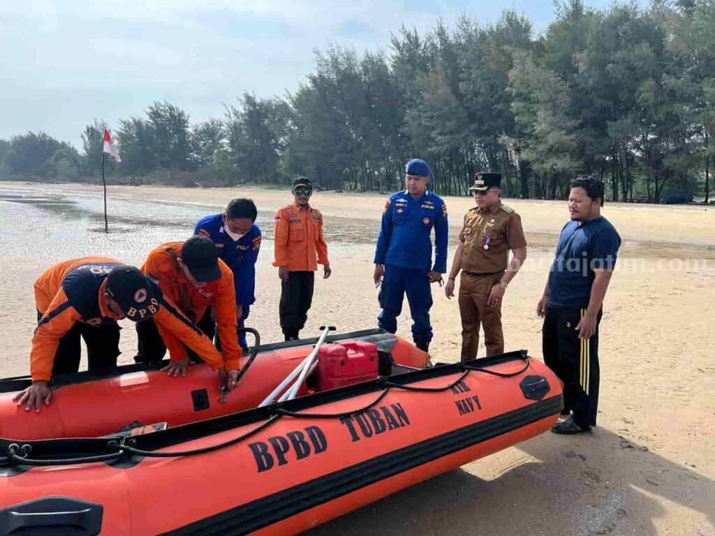 BPBD Tuban bersama Polairud Polres Tuban saat melakukan pencarian 2 korban nelayan yang dilaporkan hilang di 2 TKP perairan wisata Pantai Semilir Jenu dan TPI Desa Karangagung Palang Tuban. [Foto : Diah Ayu/beritajatim.com]