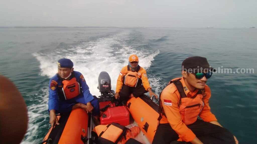 Polairud Polres Tuban bersama tim BPBD Tuban saat melakukan pencarian korban laka laut di Kecamatan Palang, Kabupaten Tuban. [Foto : Diah Ayu/beritajatim.com]