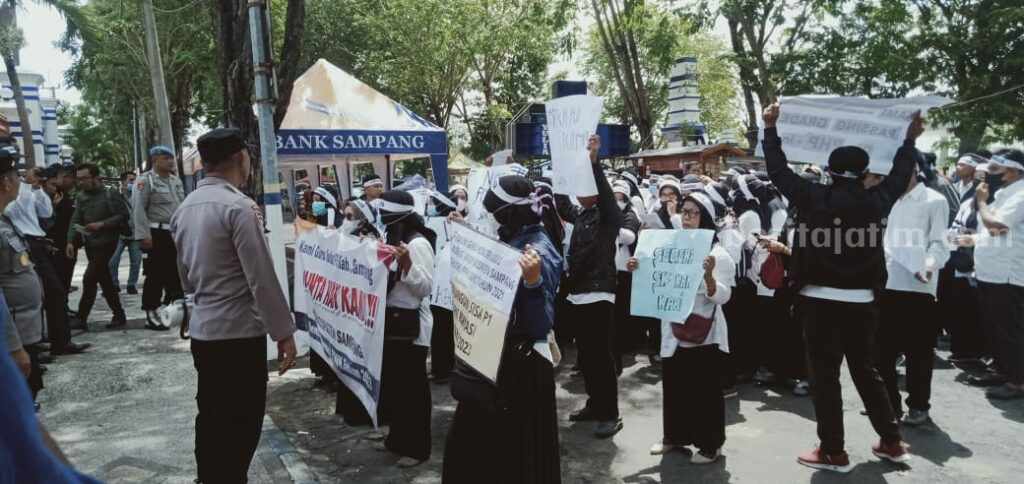 Puluhan Guru Honorer di Sampang Turun Jalan Demo Sampang