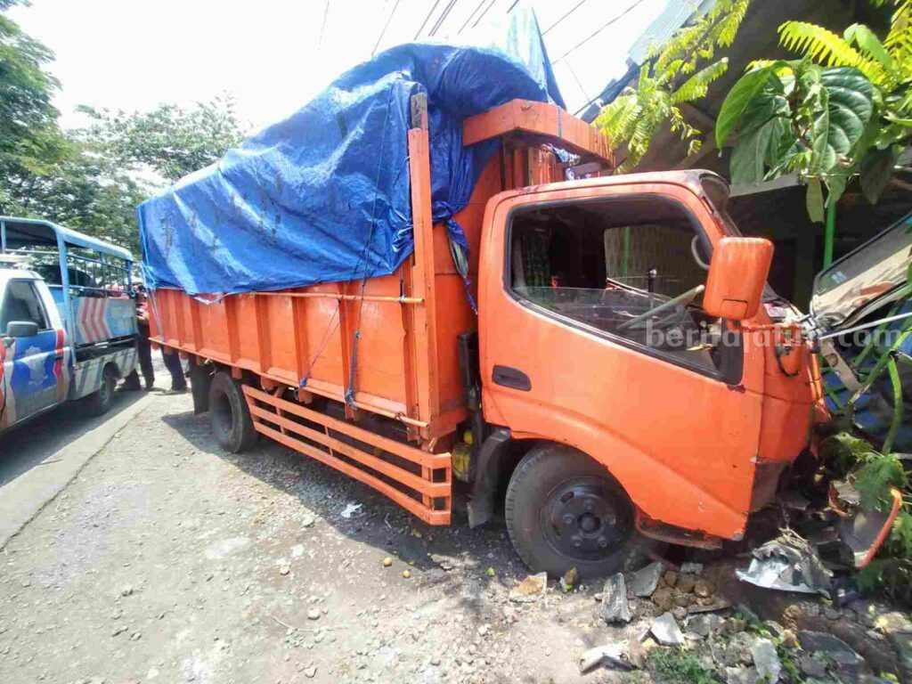 Bangkai truk yang ringsek setelah tabrak teras rumah warga di Rejoso Pasuruan.