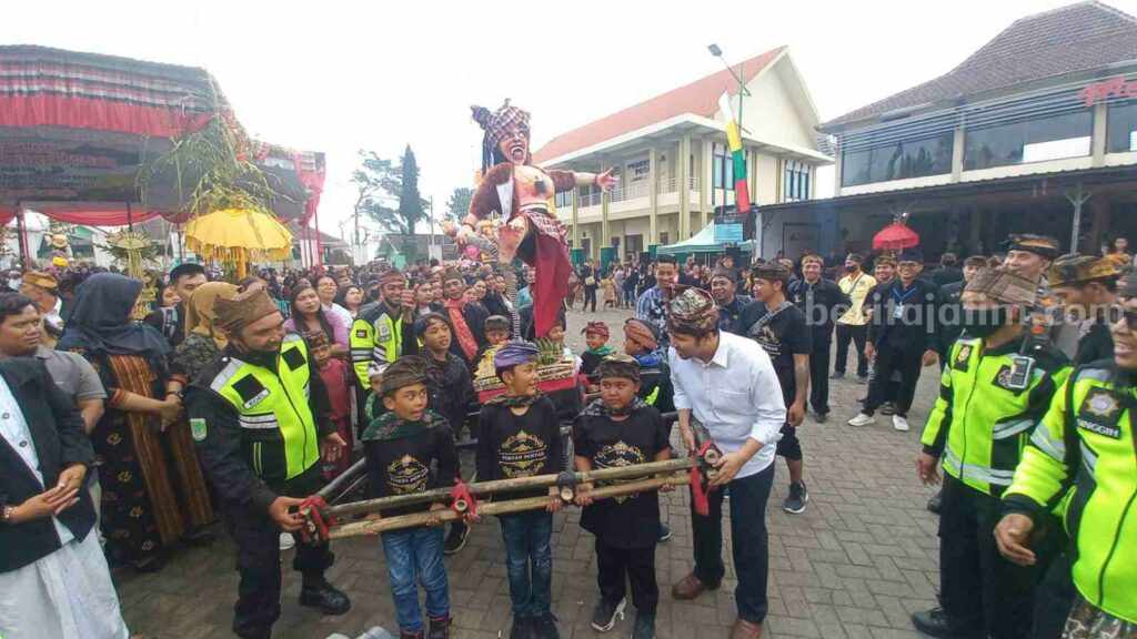Wakil Gubernur Jatim, Emil Elistianto Dardak mencoba mengangkat patung ogoh-ogoh dengan pemuda Tosari.