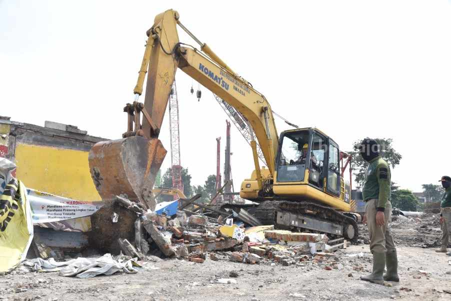 Pembongkaran bangunan dalam Bundaran Aloha yang terkena proyek Flyover Aloha Gedangan