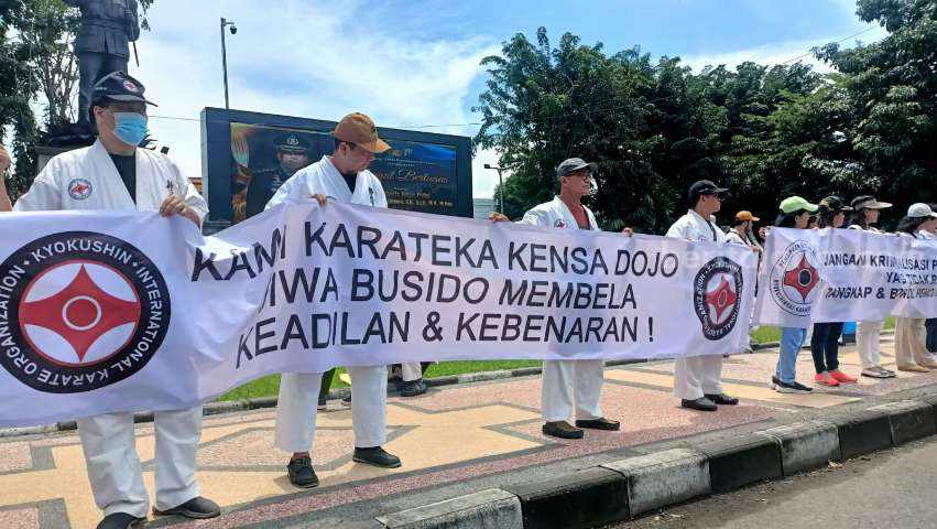 75 Karateka Kyokushinkai Demo Polrestabes Surabaya Tolak Kriminalisasi 75 karateka yang menggelar aksi didepan Polrestabes Surabaya