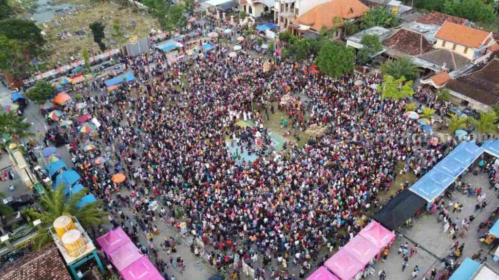 13 Ogoh-ogoh di Desa Balun Lamongan Diarak dan Dibakar Pawai Ogoh-ogoh di Desa Balun, Kecamatan Turi, Kabupaten Lamongan yang berlangsung ramai dan semarak (Foto: A. Thoriq Hidayatullah/beritajatim.com).