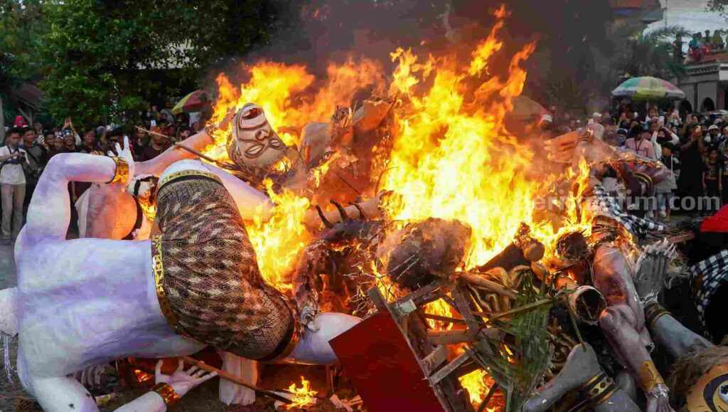 Pawai Ogoh-ogoh di Desa Balun, Kecamatan Turi, Kabupaten Lamongan yang berlangsung ramai dan semarak (Foto: A. Thoriq Hidayatullah/beritajatim.com).