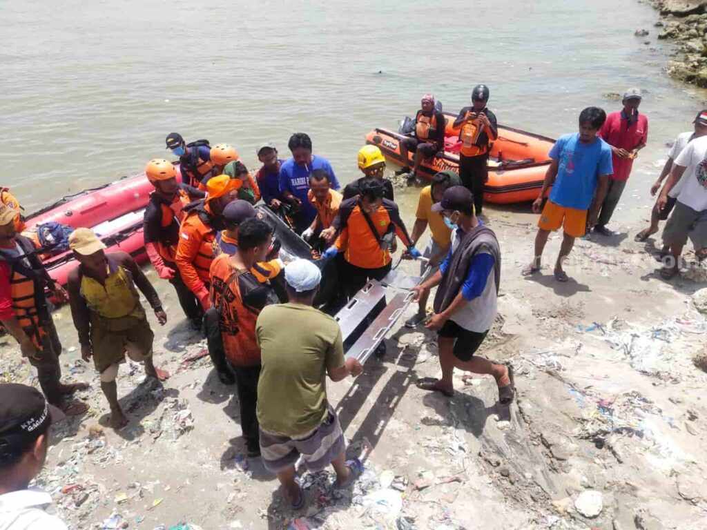 Polairud Polres Tuban bersama tim BPBD Tuban serta relawan Sar lainnya dengan dibantu masyarakat sekitar saat melakukan evakuasi korban laka laut di Kecamatan Palang, Kabupaten Tuban. [Foto : Diah Ayu/beritajatim.com]