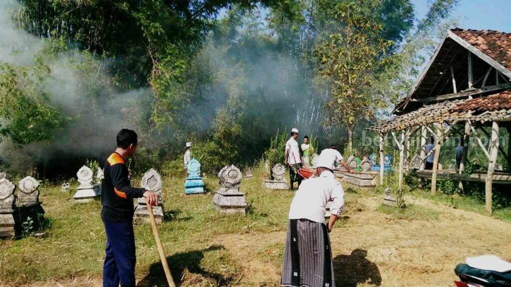 Sambut Ramadhan, Warga Sampang Ziarah dan Bersihkan Makam di TPU Warga Sampang saat melakukan bersih-bersih makam menjelang datangnya bulan suci Ramadan (Foto: Zamachsari/beritajatim.com)
