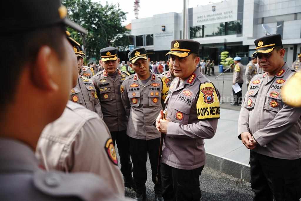 Polrestabes Surabaya Siapkan Ratusan Personel dan Pos Pantau Amankan Ramadhan Kapolrestabes Surabaya, Kombes Pol Pasma Royce (nomor 2 dari kanan) saat memberikan arahan kepada Kapolsek jajaran jelang apel pengamanan persiapan bulan Ramadhan di lapangan A Polrestabes Surabaya, Rabu (22/03/2023). (Foto/ist)