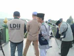 Kemenag Tuban bersama Badan Hisab Rukyat melakukan pemantauan di menara Desa Banyuurip, Kecamatan Senori, Kabupaten Tuban. [Foto : Diah Ayu/beritajatim.com].