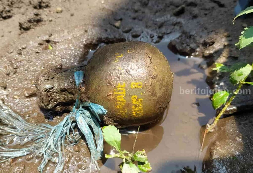 Sebuah granat nanas ditemukan warga Kecamatan Nglegok kabupaten Blitar saat menggali saluran air di halaman rumahnya.