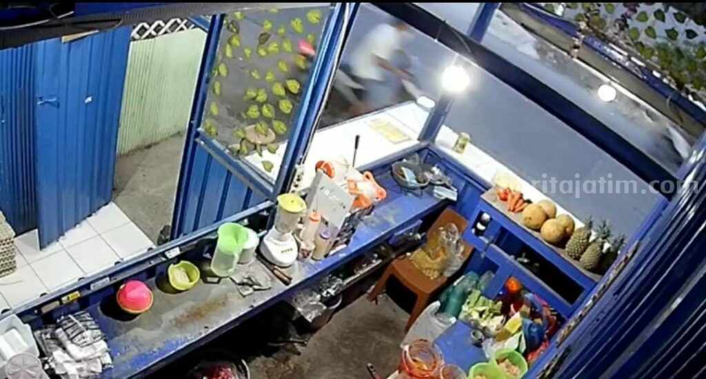 Potongan hasil rekaman CCTV kasus curanmor di Bangkalan (Foto: Zamachsari/beritajatim.com).
