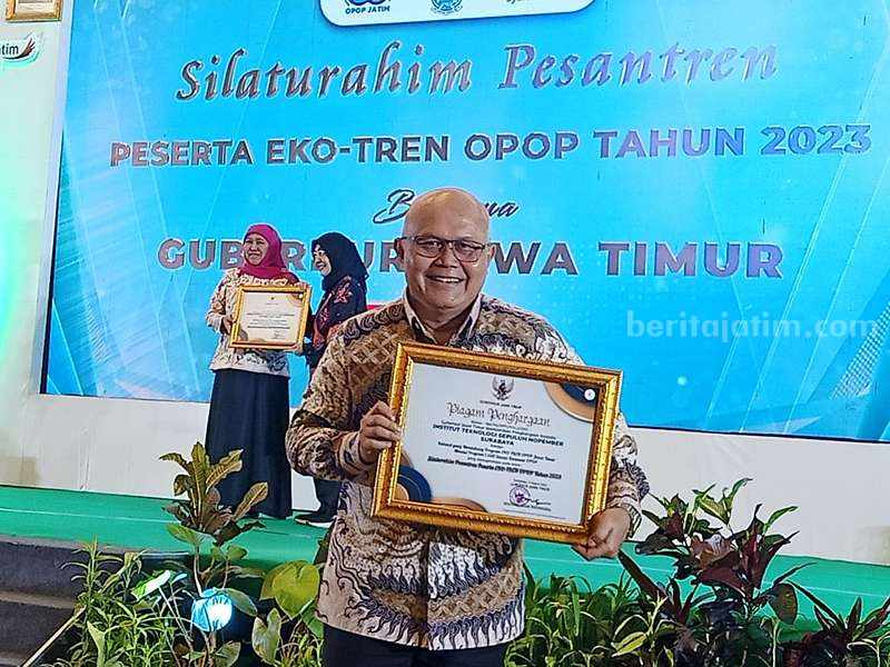 ITS Surabaya Terima Penghargaan dari Gubernur Jatim ITS